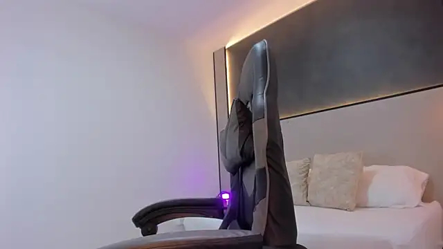 zoee zi online show from November 18, 2025, 7:50 pm