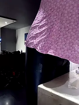 transreyna online show from December 25, 2024, 8:17 pm