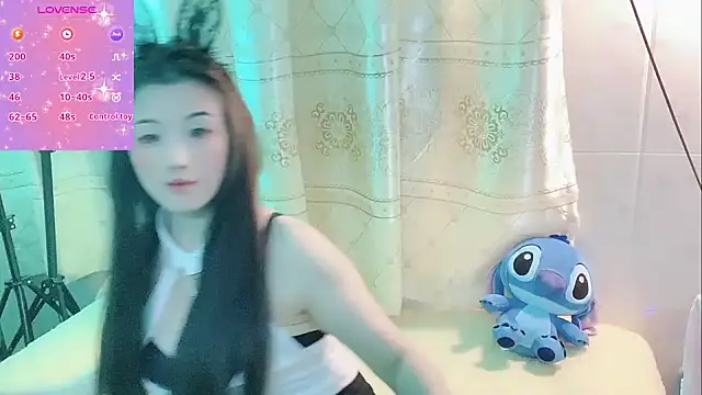 Snapshot of White-Lia chatting on October 17, 2025, 11:56 am White-Lia online show from October 17, 2025, 11:56 am