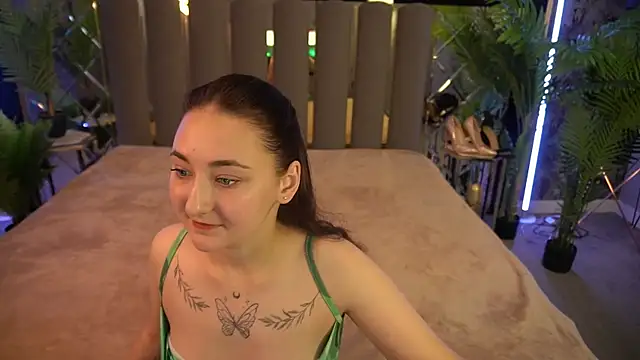 Snapshot of SashaDuvalle chatting on October 4, 2025, 7:10 am SashaDuvalle online show from October 4, 2025, 7:10 am