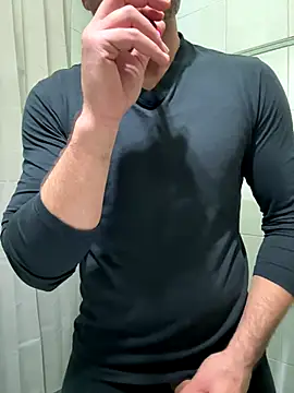 Snapshot of giovan2020 chatting on December 22, 2025, 11:05 pm giovan2020 online show from December 22, 2025, 11:05 pm