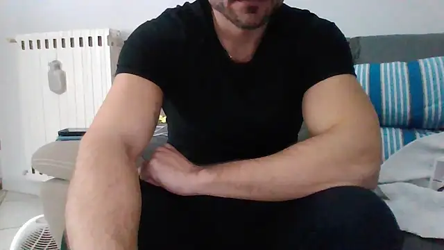 Snapshot of giovan2020 chatting on November 30, 2025, 10:32 pm giovan2020 online show from November 30, 2025, 10:32 pm