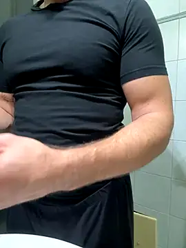 Snapshot of giovan2020 chatting on November 17, 2025, 10:47 pm giovan2020 online show from November 17, 2025, 10:47 pm