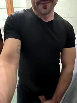 Snapshot of giovan2020 chatting on November 26, 2025, 10:43 pm giovan2020 online show from November 26, 2025, 10:43 pm