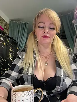 Snapshot of Sweet-blonde chatting on May 18, 2026, 10:14 pm Sweet-blonde online show from May 18, 2026, 10:14 pm