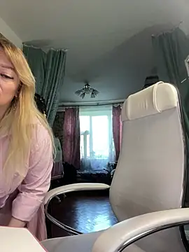 Snapshot of Sweet-blonde chatting on May 20, 2026, 12:35 pm Sweet-blonde online show from May 20, 2026, 12:35 pm