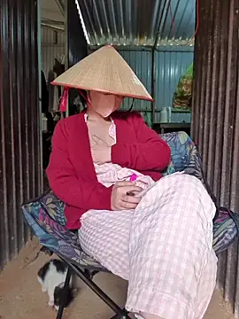 Snapshot of Helen-Tran chatting on November 27, 2025, 2:23 am Helen-Tran online show from November 27, 2025, 2:23 am