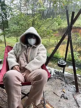 Snapshot of Helen-Tran chatting on October 30, 2025, 2:21 am Helen-Tran online show from October 30, 2025, 2:21 am