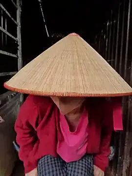 Snapshot of Helen-Tran chatting on November 23, 2025, 1:26 am Helen-Tran online show from November 23, 2025, 1:26 am