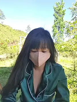 Snapshot of Helen-Tran chatting on October 19, 2025, 1:41 am Helen-Tran online show from October 19, 2025, 1:41 am