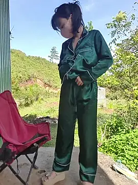 Snapshot of Helen-Tran chatting on October 22, 2025, 1:38 am Helen-Tran online show from October 22, 2025, 1:38 am