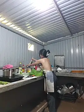 Snapshot of Helen-Tran chatting on December 18, 2025, 5:34 am Helen-Tran online show from December 18, 2025, 5:34 am