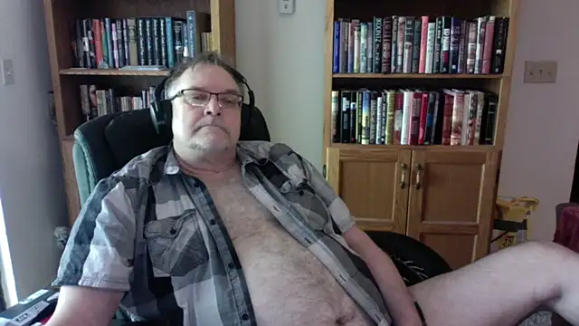 Snapshot of Vinyl22@xh chatting on May 13, 2026, 4:36 pm Vinyl22xh online show from May 13, 2026, 4:36 pm