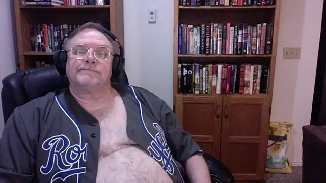 Snapshot of Vinyl22@xh chatting on May 17, 2026, 3:17 am Vinyl22xh online show from May 17, 2026, 3:17 am