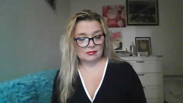 Snapshot of Myrienna chatting on October 12, 2025, 10:44 pm Myrienna online show from October 12, 2025, 10:44 pm