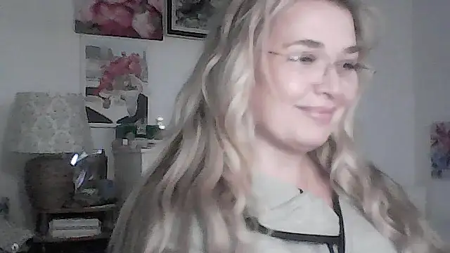 Snapshot of Myrienna chatting on November 23, 2025, 9:36 pm Myrienna online show from November 23, 2025, 9:36 pm