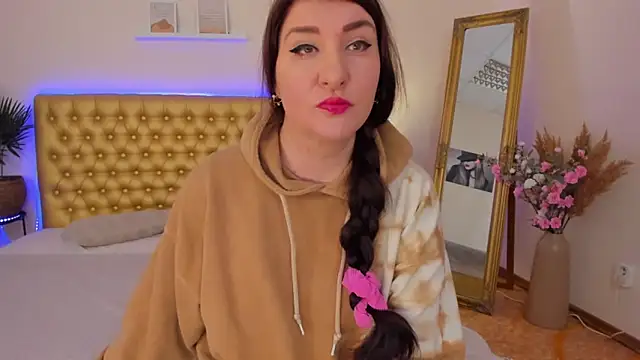 TrishaDarks online show from March 12, 2026, 6:17 am