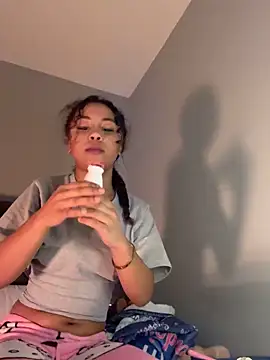 Snapshot of OliviaAshhh chatting on December 4, 2025, 11:37 pm OliviaAshhh online show from December 4, 2025, 11:37 pm