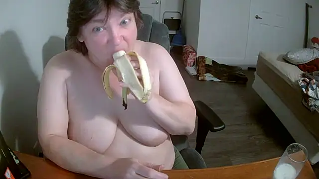 Snapshot of Buggy1965 chatting on April 6, 2026, 2:07 pm Buggy1965 online show from April 6, 2026, 2:07 pm