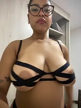 miiabrown18 online show from October 5, 2025, 9:16 pm