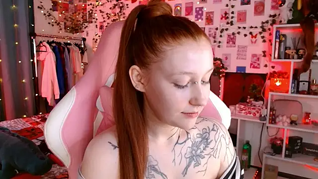 Snapshot of Ayla_Hicks chatting on December 17, 2025, 8:14 pm Ayla Hicks online show from December 17, 2025, 8:14 pm