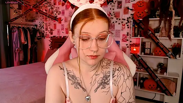 Ayla Hicks online show from November 2, 2025, 4:28 am