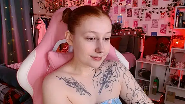 Snapshot of Ayla_Hicks chatting on December 21, 2025, 9:04 pm Ayla Hicks online show from December 21, 2025, 9:04 pm