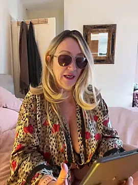 Littleangeleyes online show from October 23, 2025, 1:43 pm