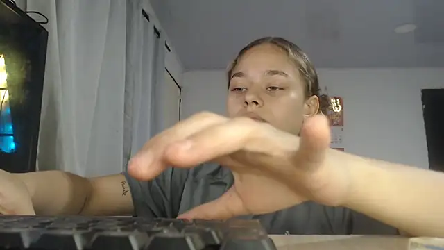 LittleCheerry69 online show from April 1, 2026, 3:09 pm