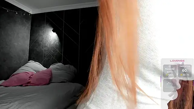 Red FoxGirl online show from December 18, 2025, 2:54 pm