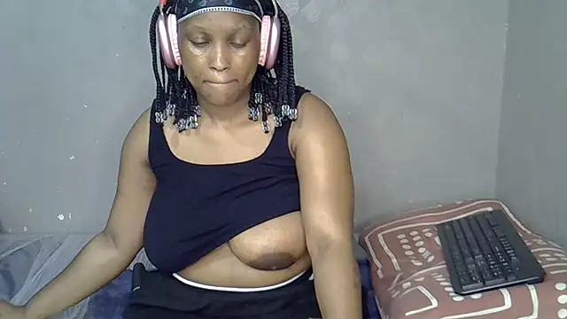 Snapshot of Bellabootie chatting on December 17, 2025, 4:45 pm Bellabootie online show from December 17, 2025, 4:45 pm