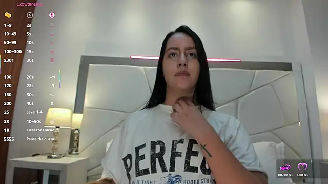 Natasha Kiim  online show from November 17, 2025, 12:47 am