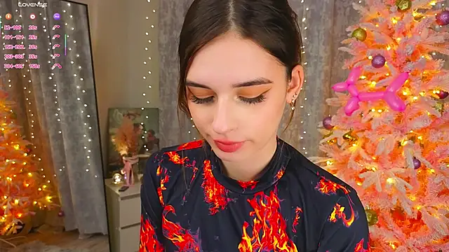 Snapshot of LunaraRada chatting on December 16, 2025, 5:39 pm LunaraRada online show from December 16, 2025, 5:39 pm