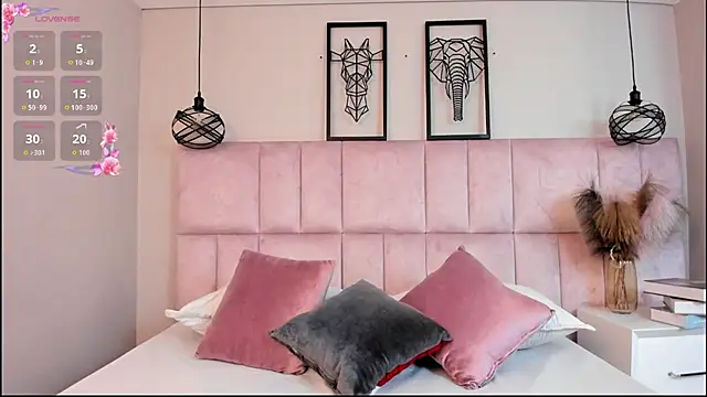 Snapshot of Charlotte_hall_ chatting on December 15, 2025, 3:23 am Charlotte hall online show from December 15, 2025, 3:23 am