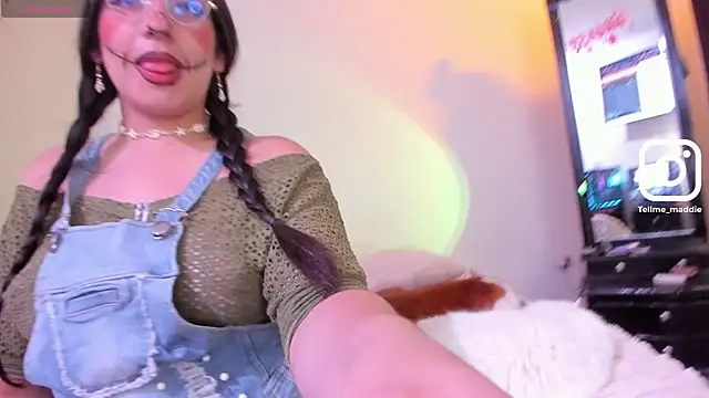 Snapshot of tellmemaddie chatting on October 28, 2025, 3:33 pm tellmemaddie online show from October 28, 2025, 3:33 pm