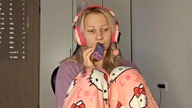 KandaceMassanelli online show from October 9, 2025, 8:37 am