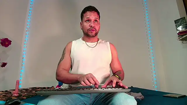 Snapshot of LucasGaeel chatting on March 4, 2026, 1:24 am LucasGaeel online show from March 4, 2026, 1:24 am