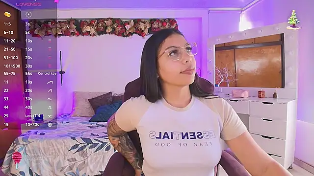 Snapshot of kloe28 chatting on December 21, 2025, 7:37 pm kloe28 online show from December 21, 2025, 7:37 pm