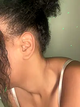 Snapshot of DarkFantisyxx chatting on October 5, 2025, 8:32 pm DarkFantisyxx online show from October 5, 2025, 8:32 pm