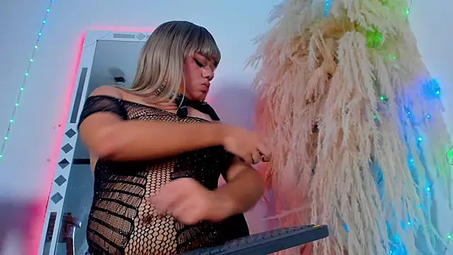 Snapshot of Tiffany_deluxe chatting on December 16, 2025, 1:37 pm Tiffany deluxe online show from December 16, 2025, 1:37 pm