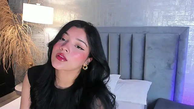 Snapshot of EmmaBlossom chatting on May 6, 2026, 12:42 pm EmmaBlossom online show from May 6, 2026, 12:42 pm