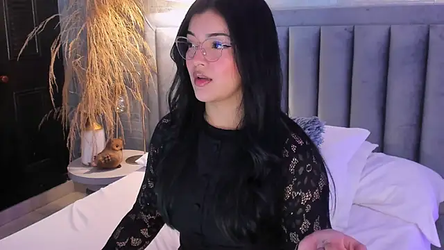 Snapshot of EmmaBlossom chatting on April 18, 2026, 12:18 pm EmmaBlossom online show from April 18, 2026, 12:18 pm