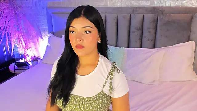 EmmaBlossom online show from November 17, 2025, 7:29 pm