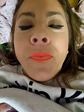 Snapshot of Queenbz1979 chatting on December 21, 2025, 7:48 pm Queenbz1979 online show from December 21, 2025, 7:48 pm