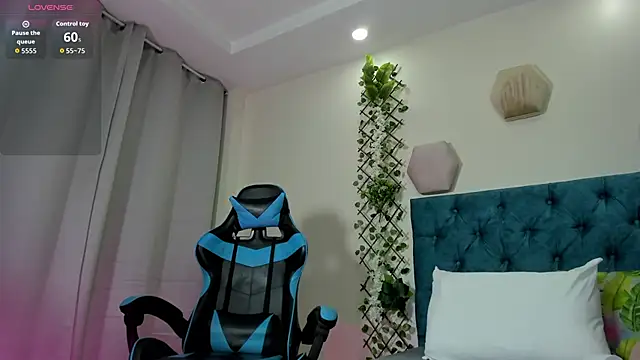 Snapshot of violett__rousee chatting on October 7, 2025, 2:18 pm violett rousee online show from October 7, 2025, 2:18 pm