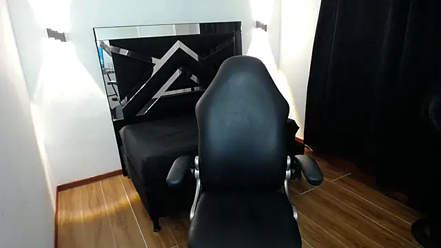 Snapshot of MarianaRojas_ chatting on November 11, 2025, 3:23 am MarianaRojas online show from November 11, 2025, 3:23 am