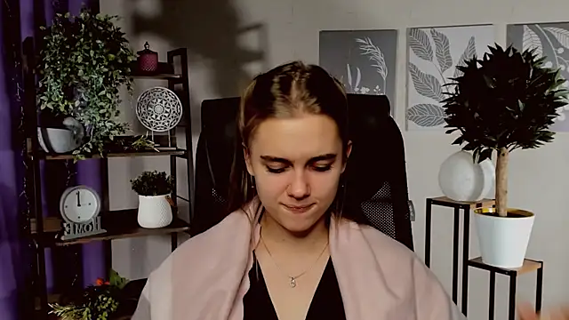 JuneWoods online show from December 19, 2025, 1:13 pm