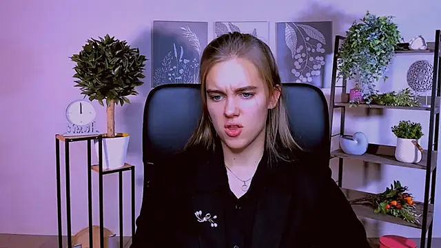 JuneWoods online show from October 17, 2025, 12:18 pm