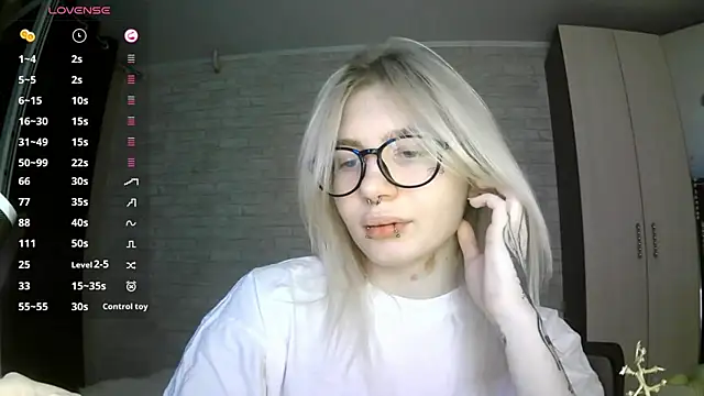 Snapshot of MernaGoggin chatting on October 26, 2025, 3:23 pm MernaGoggin online show from October 26, 2025, 3:23 pm