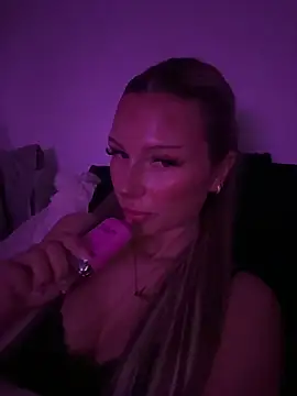 blondeeee online show from February 25, 2026, 5:57 pm